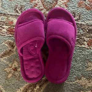 Isotoner slippers size 6.5-7 but fit like a size 6